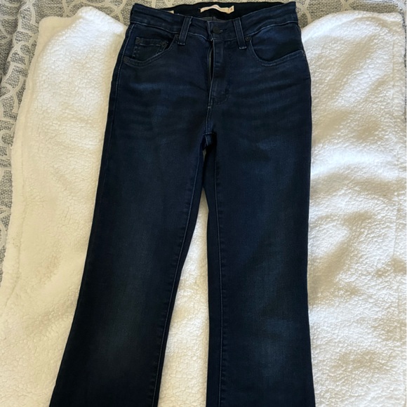 These jeans are in great condition. They didn’t fit me anymore after pregnancy. - Picture 6 of 10